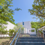 石段とあがると真っ白なウエディングステージ