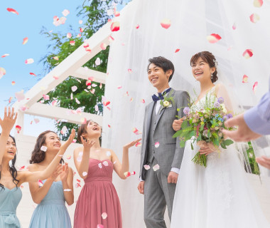 緑に包まれたガーデンテラスでフラワーシャワーを