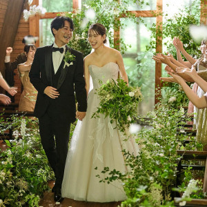 祝福のフラワーシャワーに包まれながら退場も|the Terraceの写真(56312860)