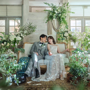 トレンドのソファスタイルならドレスの裾まで見てもらえてゲストとも話しやすい|the Terraceの写真(56312466)