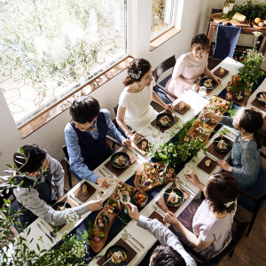 1つのテーブルを一緒に囲んで、食事も会話も一緒に楽しむ♪|the Terraceの写真(4504096)