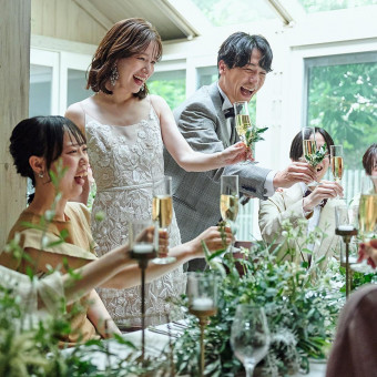 陽光が差し込む明るいパーティ会場。大切なゲストと気兼ねなく話しながら美食を愉しんで