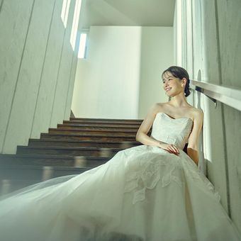 森のチャペルに映えるインポートドレスや豊富なアクセサリーを身に纏いおしゃれな花嫁に