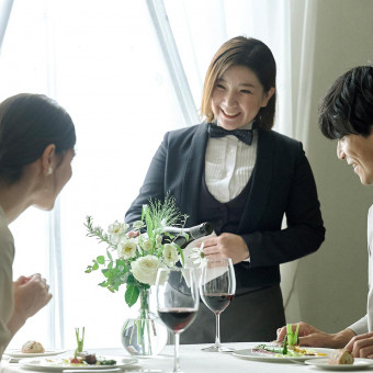 【サービススタッフ】パーティではおふたりとゲストが心地良く過ごしていただけるようおもてなし