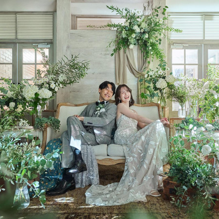 トレンドのソファスタイルならドレスの裾まで見てもらえてゲストとも話しやすい