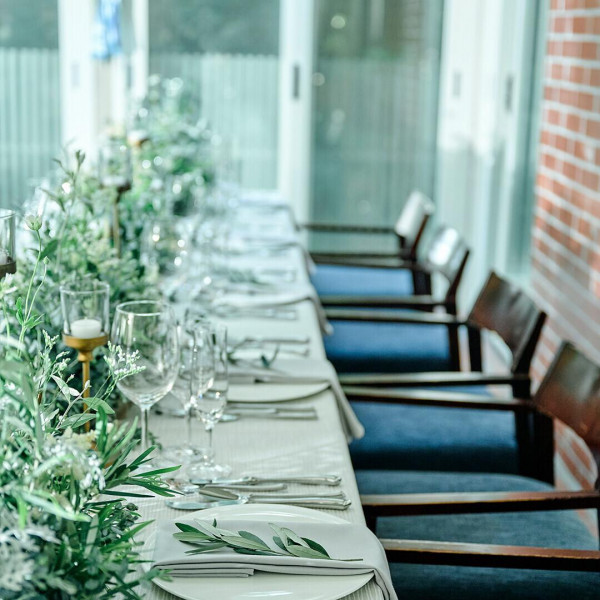 自然光が差し込む開放的なパーティスペース