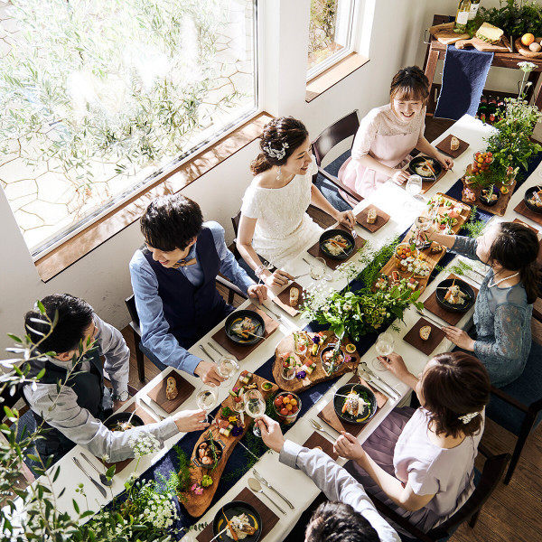 平日婚の魅力1一軒家の会場をまるっと貸切！
1日1組貸切のためふたりのゲストのために上質なサービスを