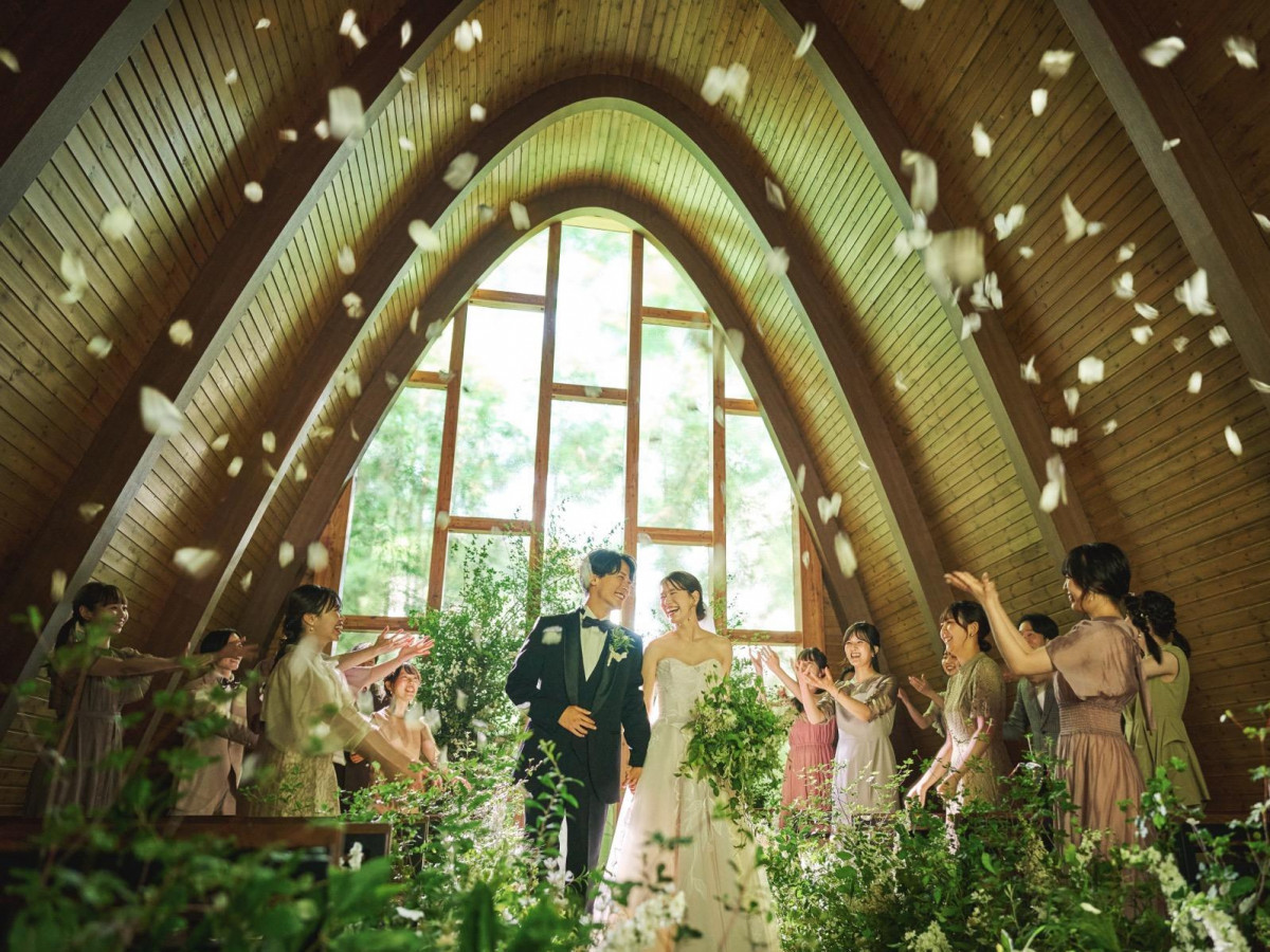  貸し切りの1軒家レストランで
本当に大切なゲストだけを招き
心から寛げる2人らしい結婚式を