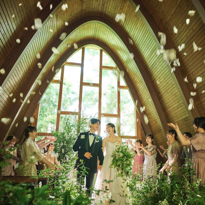 優しい光と木のぬくもりに包まれ、厳かな教会式やアットホームな人前式が叶う