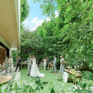 パーティ会場に隣接したガーデン。駅前とは思えないほど開放的で緑いっぱいの空間が広がる|Miel Citron(ミエルシトロン)●BRASSグループの写真(55028582)