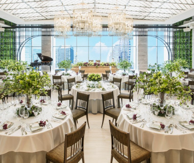 【THE YARD】
外やガーデンの雰囲気を演出した会場。自然の光や空気感をより象徴するようなイメージのパーティ会場。