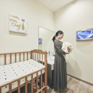 挙式会場のすぐ横に教会の中継しているモニターを完備。友人が赤ちゃんと一緒にご参列されても安心の設備です。|ノートルダム横浜みなとみらい/FIVESTAR WEDDINGの写真(39994783)
