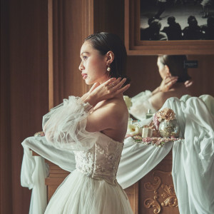 花嫁の好みや雰囲気、肌質を考慮したプロの提案で最良の一日にふさわしいドレス選びを|ノートルダム横浜みなとみらいの写真(34491070)