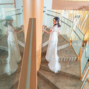 らせん階段からの入場演出も人気♪|アールベルアンジェ奈良の写真(39491820)