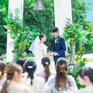 大切なゲストと大自然に間こまれたプライベートガーデンでは幸せを呼ぶ鐘『カリヨン』の前で大切なゲストへ誓うガーデン挙式も人気|アールベルアンジェ奈良の写真(53251161)