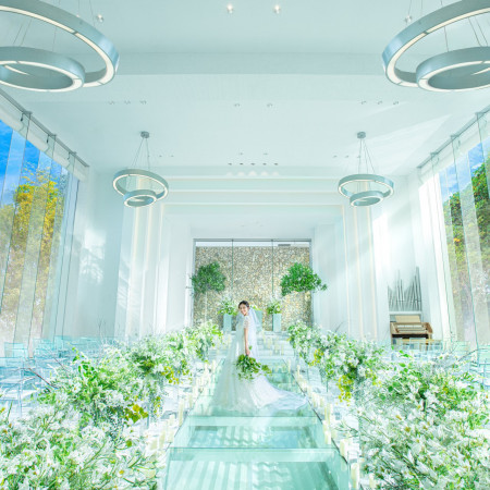 全天候型の独立純白ガラスチャペル。天井まで続く大きな窓からたっぷりと自然光が差し込み、純白の空間が一層輝く神聖な挙式を演出。雨の日でも安心して感動のセレモニーが叶います。