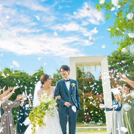 挙式後は、ゲストと一緒に貸切ガーデンでフラワーシャワーや写真撮影を楽しめる特別な時間を。自然に囲まれた開放的な空間で、笑顔あふれるアフターセレモニーが叶う。