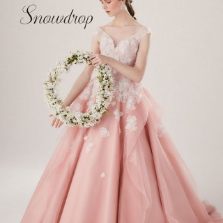 やわらかいピンクのドレス 人気なブランドをそろえたドレスサロンではたくさん悩まれる方ばかりです