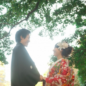 【和装ロケーションフォト】自然に触れながら日本の伝統衣装を纏っておふたりらしさを表現する和装フォトが人気|LA POLTO（ラ ポルト）の写真(870571)
