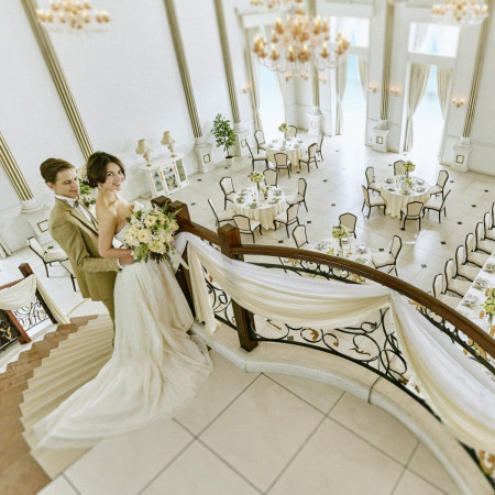 【ラ ポルト】上品なオフホワイトを基調にした開放感あるパーティ会場