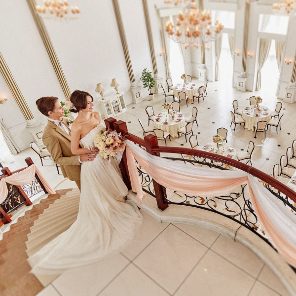 天井高7mのパーティ会場には大階段を備え、結婚式らしい華やかな演出ができるのも魅力のひとつです