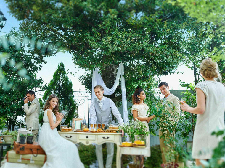 陽光が降り注ぐガーデンではウェルカムパーティやビュッフェを