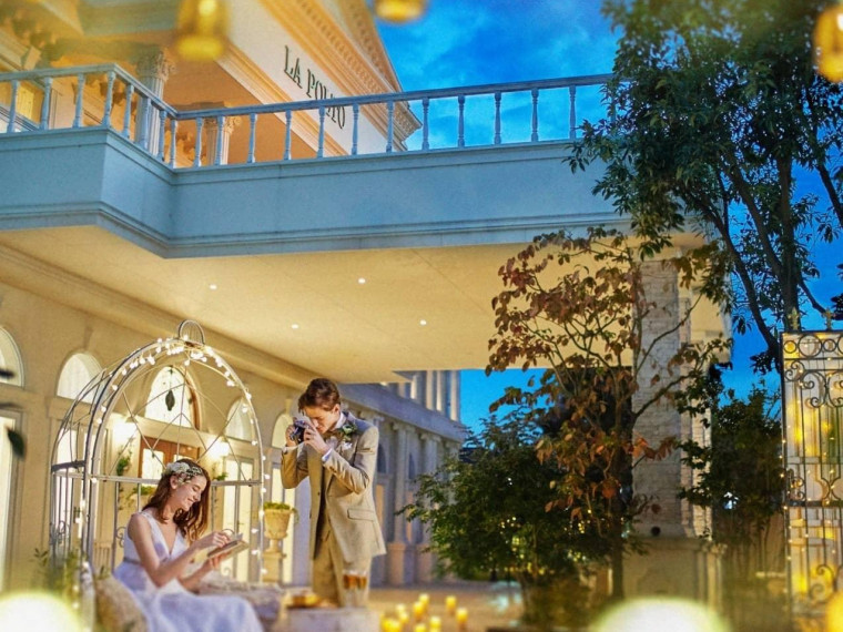 豊かな緑と空が一面に広がる会場でウエディング