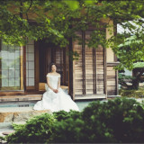 和邸宅とはいえ、ドレス姿も輝かしてくれる