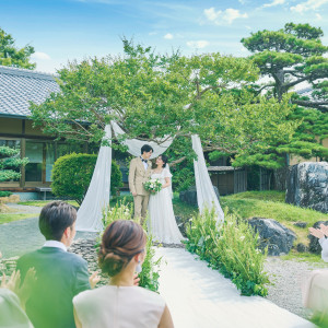 青空の下で開放感溢れる庭園挙式も可能|渭水苑／祥雲閣（いすいえん／しょううんかく）の写真(41433807)