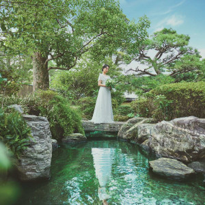 庭園のグリーンと純白ドレスのコントラストがおすすめ|渭水苑／祥雲閣（いすいえん／しょううんかく）の写真(33555380)