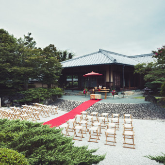 およそ1,000坪の敷地の日本庭園での挙式が可能。