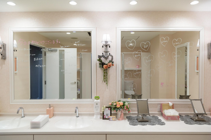 パウダールームも完備！鏡にゲストへのメッセージも