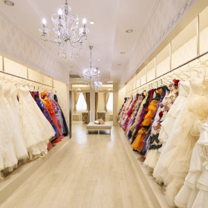 館内にあるドレスサロンには常時200着のドレスが花嫁を迎えます。|lu CREA -ル・クレア-の写真(1079297)