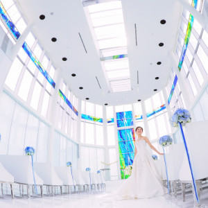 天井高11m、幅2.5mのバージンロード、青空が見えるガラスキューブのチャペル|ラ・メゾン Suite りんくうの写真(20153059)