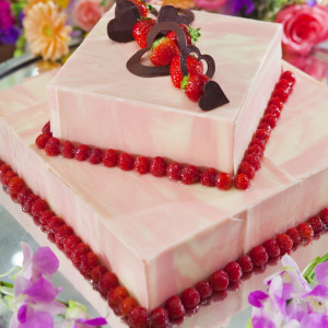 ピンクのケーキは女性ゲストからも評判で、ケーキ入刀も大盛り上がり！|ラ・メゾン Suite りんくうの写真(883865)