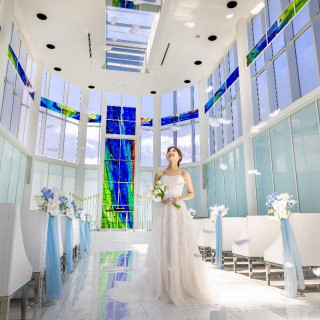 青空が見えるガラスキューブのチャペル