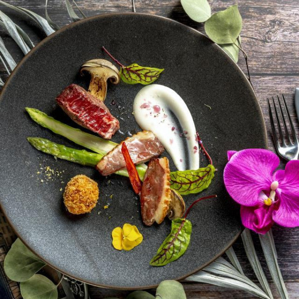 ハレの日の席に並ぶのは、婚礼料理を手がけるシェフが丹精込めて作る料理。