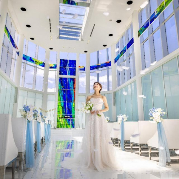 青空が見えるガラスキューブのチャペル