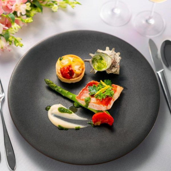 特別な日だからこそ特別な場所に誘いお食事後はチャペルを貸切ってプロポーズしましょう。