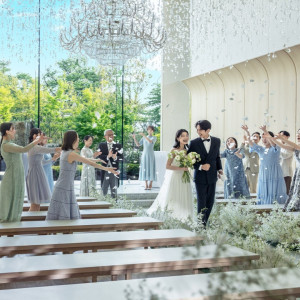 明るい陽光の中祝福を受けて笑顔が溢れる|郡山モノリスの写真(54531287)