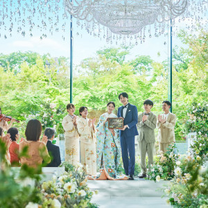 明るい陽光の中祝福を受けて笑顔が溢れる|郡山モノリスの写真(41704272)