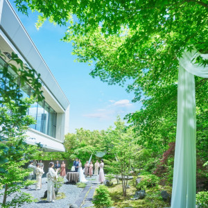 緑に包まれた開放的な空間でケーキカット|郡山モノリスの写真(54561054)