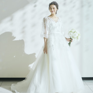 甘いだけではない、洗練された大人可愛い女性像を表現