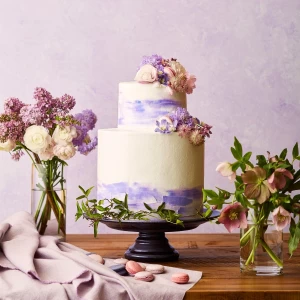 まるで水彩画のようなタッチが美しいケーキ。花々を冠した姿は可憐な花園のよう|松山モノリスの写真(3856240)