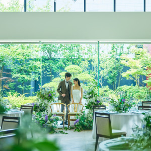 大きな窓から柔らかな自然光が差し込み四季折々の風情を感じる空間|松山モノリスの写真(54484035)