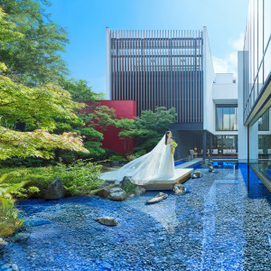 洗練されたモダン建築に風情を感じる日本庭園と水盤に浮かぶ石舞台が調和する美空間|松山モノリスの写真(52419872)
