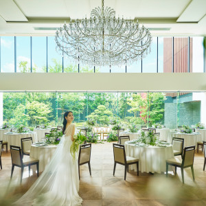 大きな窓の外には美しい庭園があり大階段やオープンキッチンなど様々ま演出が叶う|松山モノリスの写真(54481848)