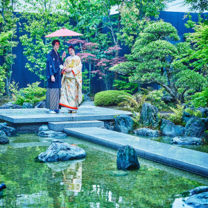 水盤に浮かぶ石舞台が調和する美空間で非日常の寛ぎを|松山モノリスの写真(22447081)