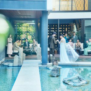 ガーデンからの入場や演出も自由に組み合わせてゲストへ素敵なおもてなしを|松山モノリスの写真(54486471)