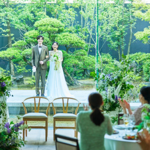 自然に囲まれた庭園からの入場|松山モノリスの写真(54484031)